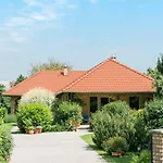 Toldi68 Apartmanhaz *