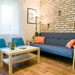 Toldi68 Apartmanhaz *
